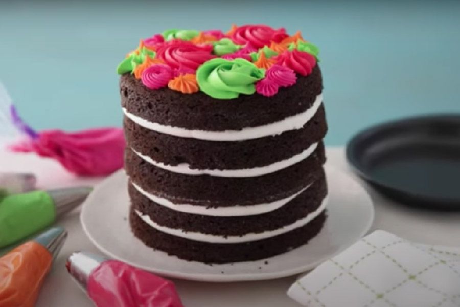 Torta De Chocolate Con Rosetas Y Estrellas De Colores Vibrantes