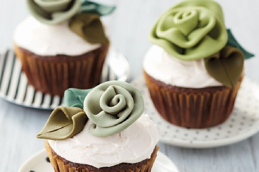 Cómo hacer una decoración con rosas y hojas en fondant